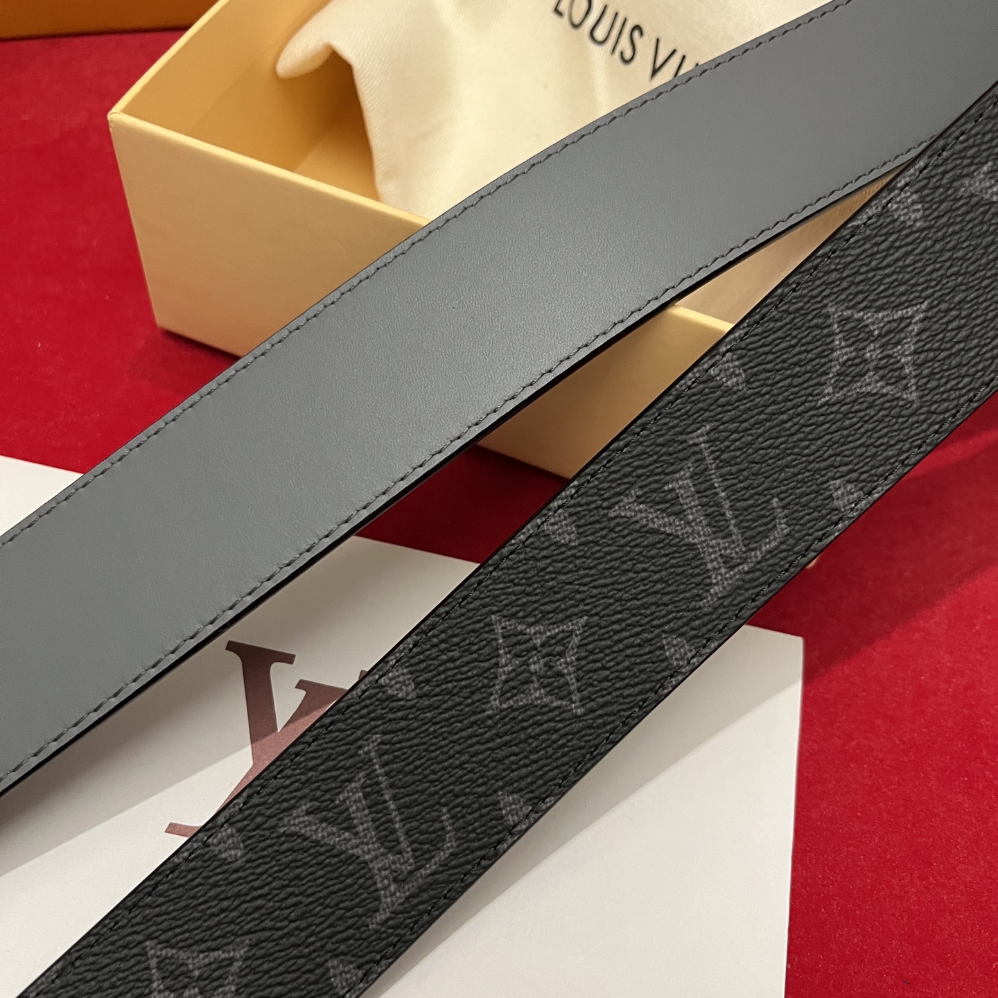 Louis Vuitton 宽 4cm · 代购级 LV男士最新頂級腰帶 寬度40毫米 皮帶一面為訂製帆布面料 另一面為進口原廠小牛皮 雙面可用 配置經典字母搭扣 頂級工藝 質感超好