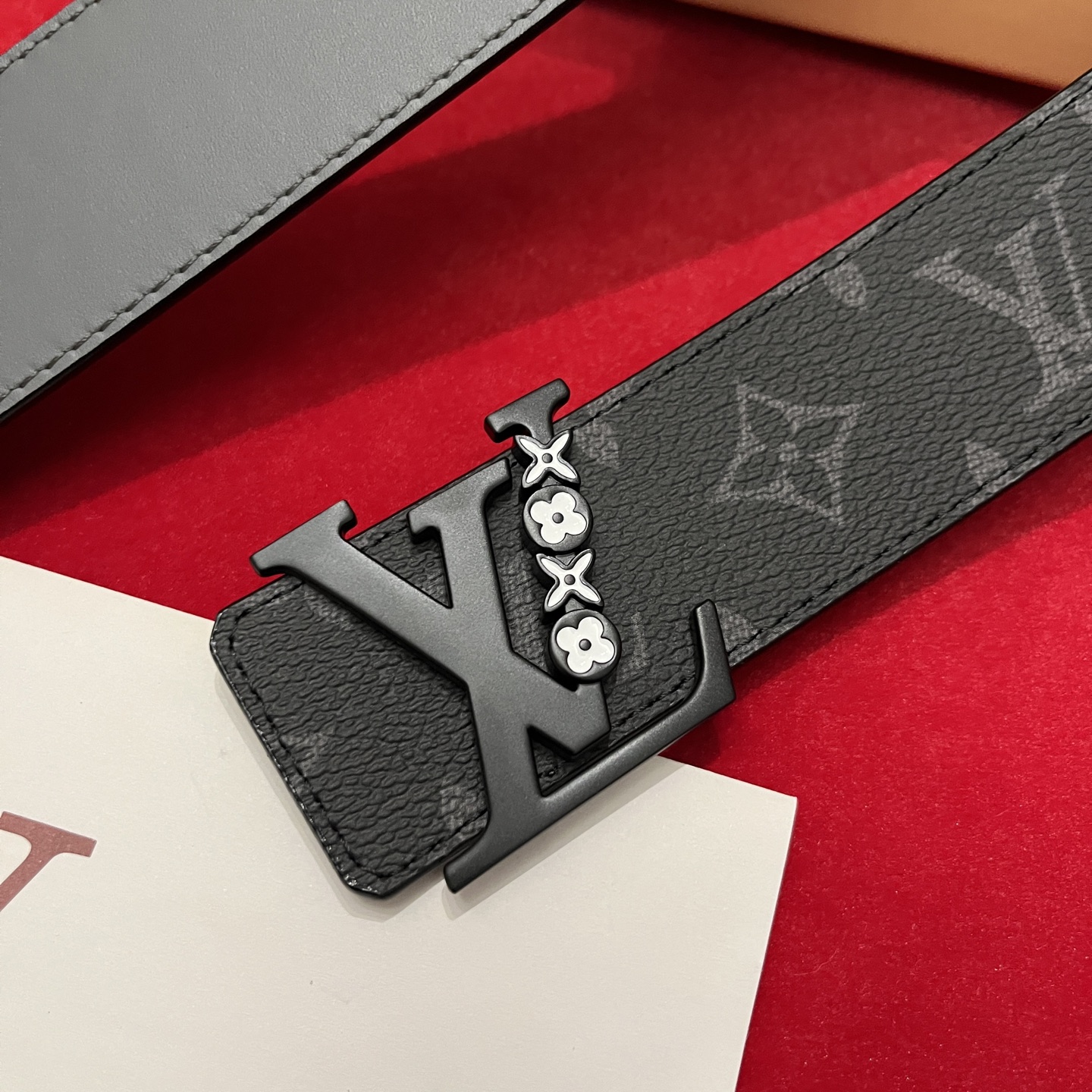 Louis Vuitton 宽 4cm · 代购级 LV男士最新頂級腰帶 寬度40毫米 皮帶一面為訂製帆布面料 另一面為進口原廠小牛皮 雙面可用 配置經典字母搭扣 頂級工藝 質感超好