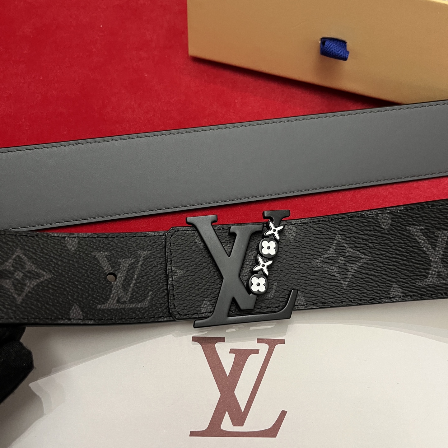 Louis Vuitton 宽 4cm · 代购级 LV男士最新頂級腰帶 寬度40毫米 皮帶一面為訂製帆布面料 另一面為進口原廠小牛皮 雙面可用 配置經典字母搭扣 頂級工藝 質感超好