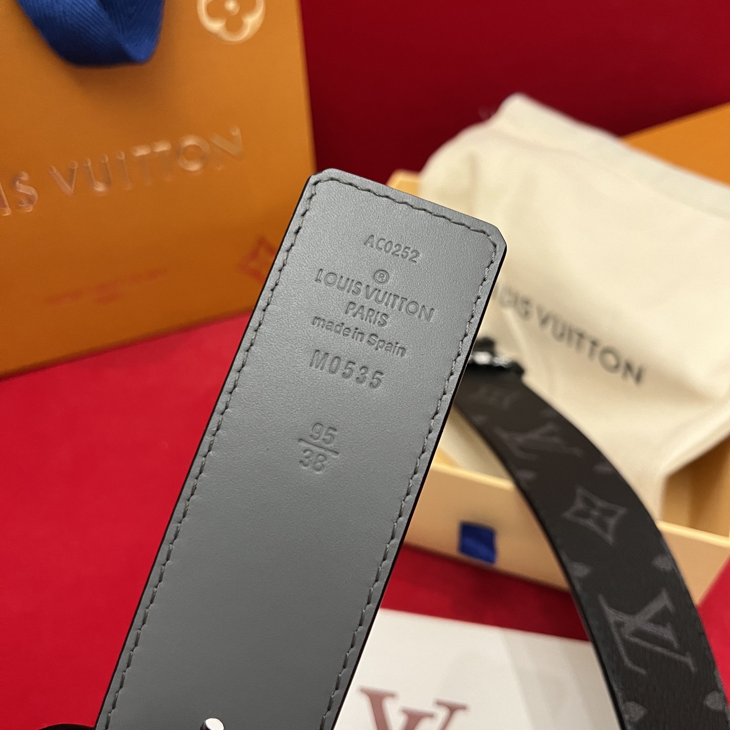 Louis Vuitton 宽 4cm · 代购级 LV男士最新頂級腰帶 寬度40毫米 皮帶一面為訂製帆布面料 另一面為進口原廠小牛皮 雙面可用 配置經典字母搭扣 頂級工藝 質感超好