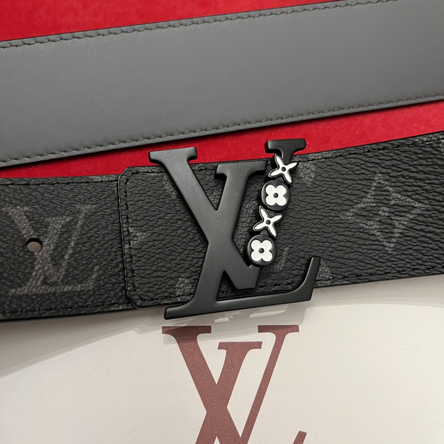 Louis Vuitton 宽 4cm · 代购级 LV男士最新頂級腰帶 寬度40毫米 皮帶一面為訂製帆布面料 另一面為進口原廠小牛皮 雙面可用 配置經典字母搭扣 頂級工藝 質感超好