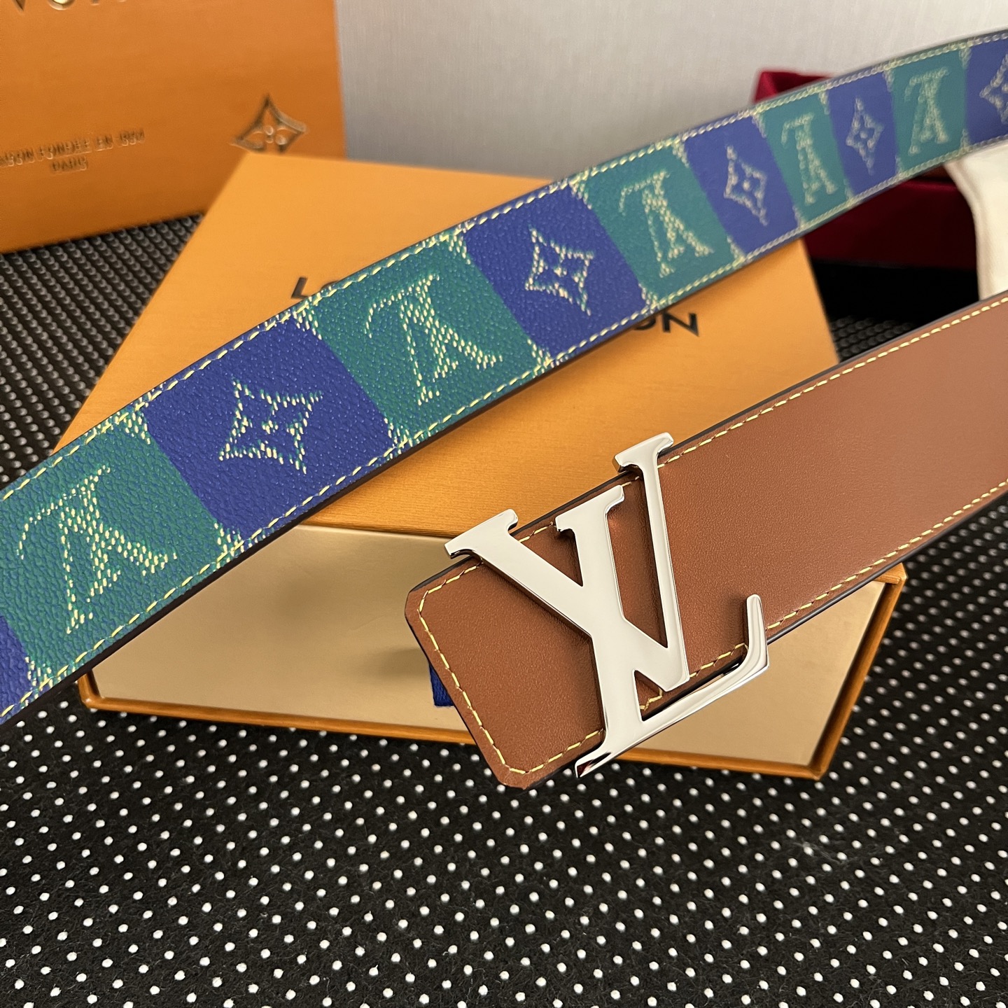 路易Loui* Vuitto*——新选腰带
顶级版本 精湛工艺 宽度4cm 面为饰有双色花型图案效果 进口柔软小牛配色皮底 搭配全新精致的字母效果搭扣 双面🉑用