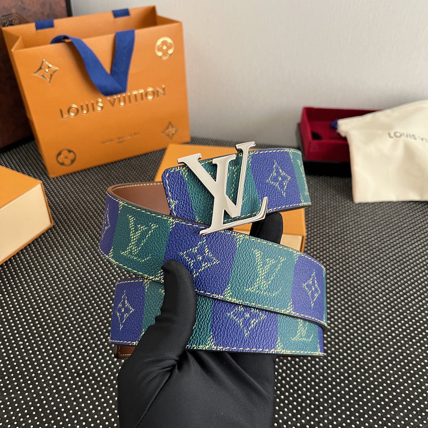 路易Loui* Vuitto*——新选腰带
顶级版本 精湛工艺 宽度4cm 面为饰有双色花型图案效果 进口柔软小牛配色皮底 搭配全新精致的字母效果搭扣 双面🉑用