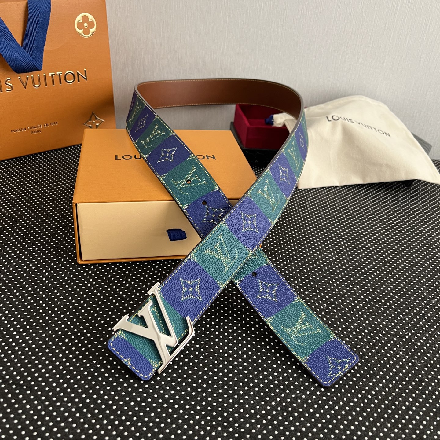 路易Loui* Vuitto*——新选腰带
顶级版本 精湛工艺 宽度4cm 面为饰有双色花型图案效果 进口柔软小牛配色皮底 搭配全新精致的字母效果搭扣 双面🉑用