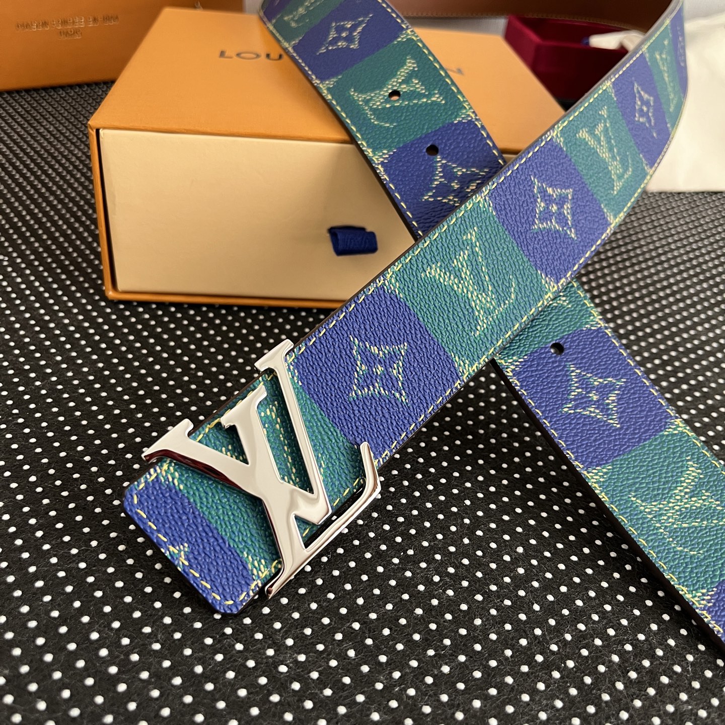 路易Loui* Vuitto*——新选腰带
顶级版本 精湛工艺 宽度4cm 面为饰有双色花型图案效果 进口柔软小牛配色皮底 搭配全新精致的字母效果搭扣 双面🉑用