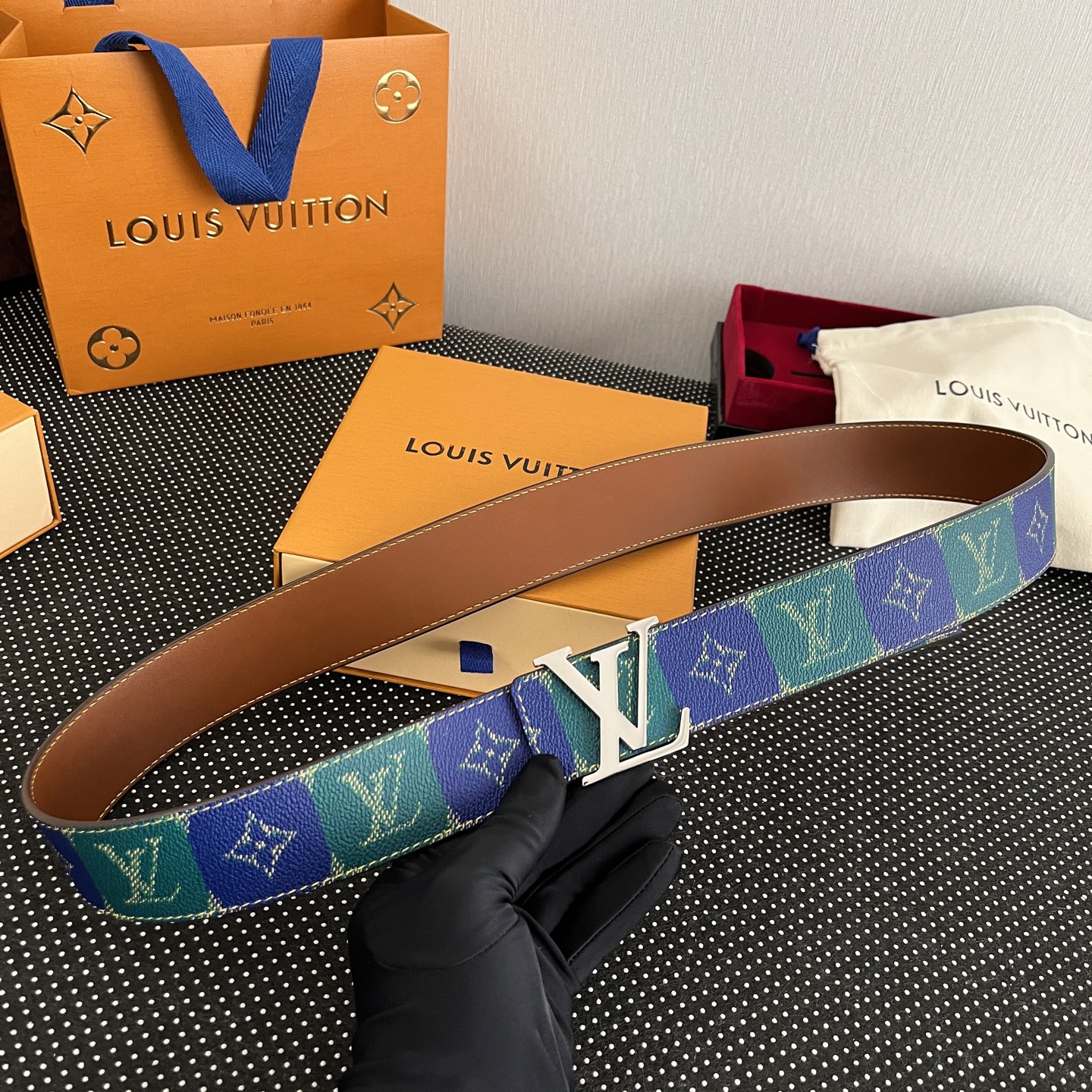 路易Loui* Vuitto*——新选腰带
顶级版本 精湛工艺 宽度4cm 面为饰有双色花型图案效果 进口柔软小牛配色皮底 搭配全新精致的字母效果搭扣 双面🉑用