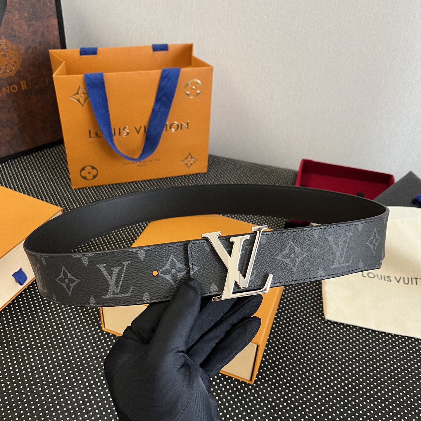 LOUlS Vuitton〖路易威登〗男士腰带 带身采用进口面料老花黑色 配进口牛皮平纹底  搭配经典扣