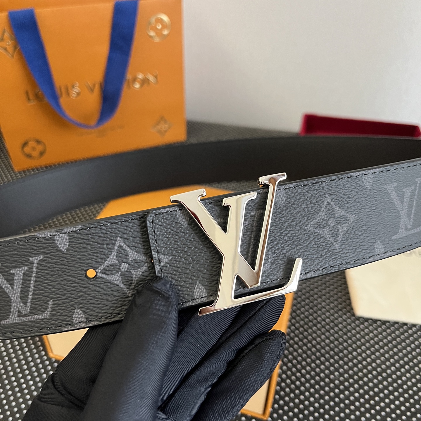LOUlS Vuitton〖路易威登〗男士腰带 带身采用进口面料老花黑色 配进口牛皮平纹底  搭配经典扣