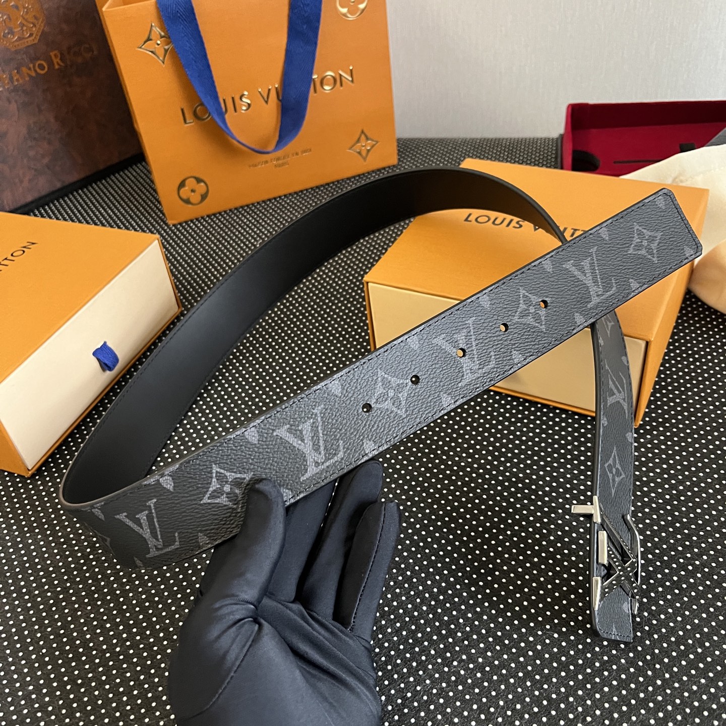 LOUlS Vuitton〖路易威登〗男士腰带 带身采用进口面料老花黑色 配进口牛皮平纹底  搭配经典扣