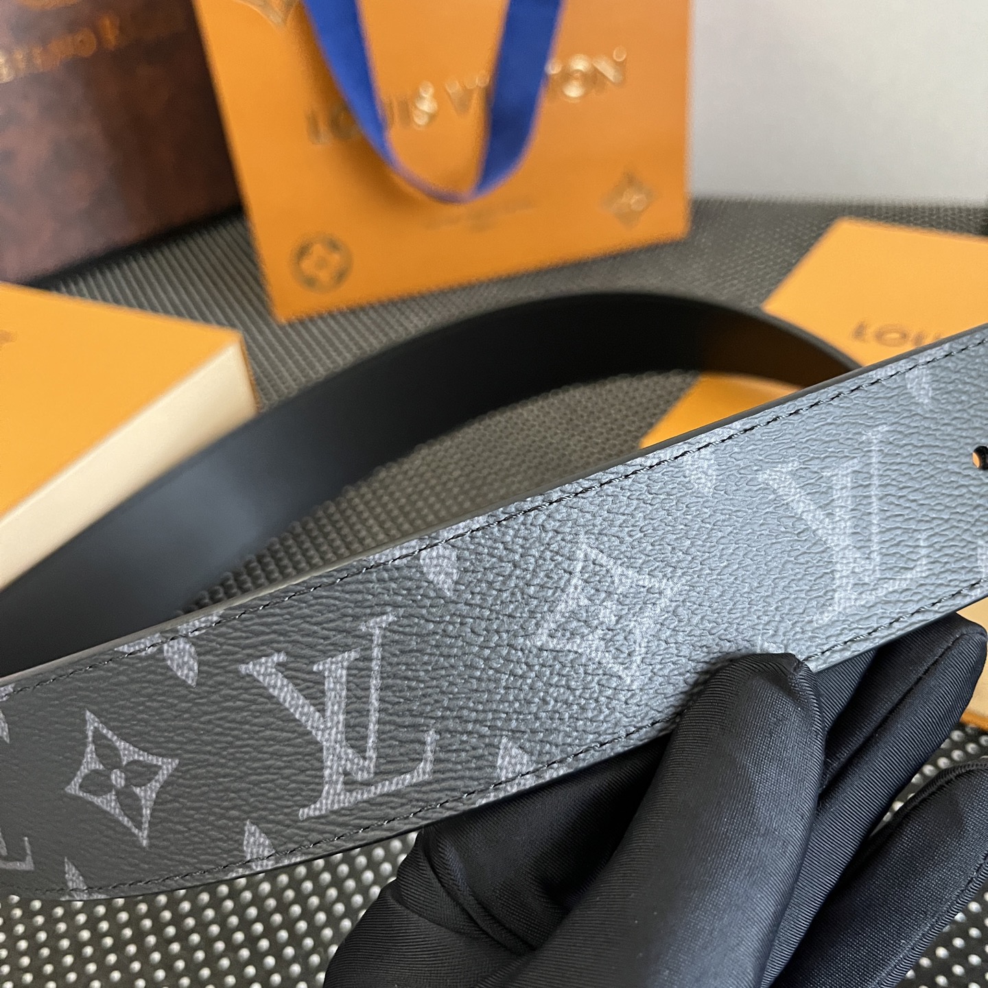 LOUlS Vuitton〖路易威登〗男士腰带 带身采用进口面料老花黑色 配进口牛皮平纹底  搭配经典扣