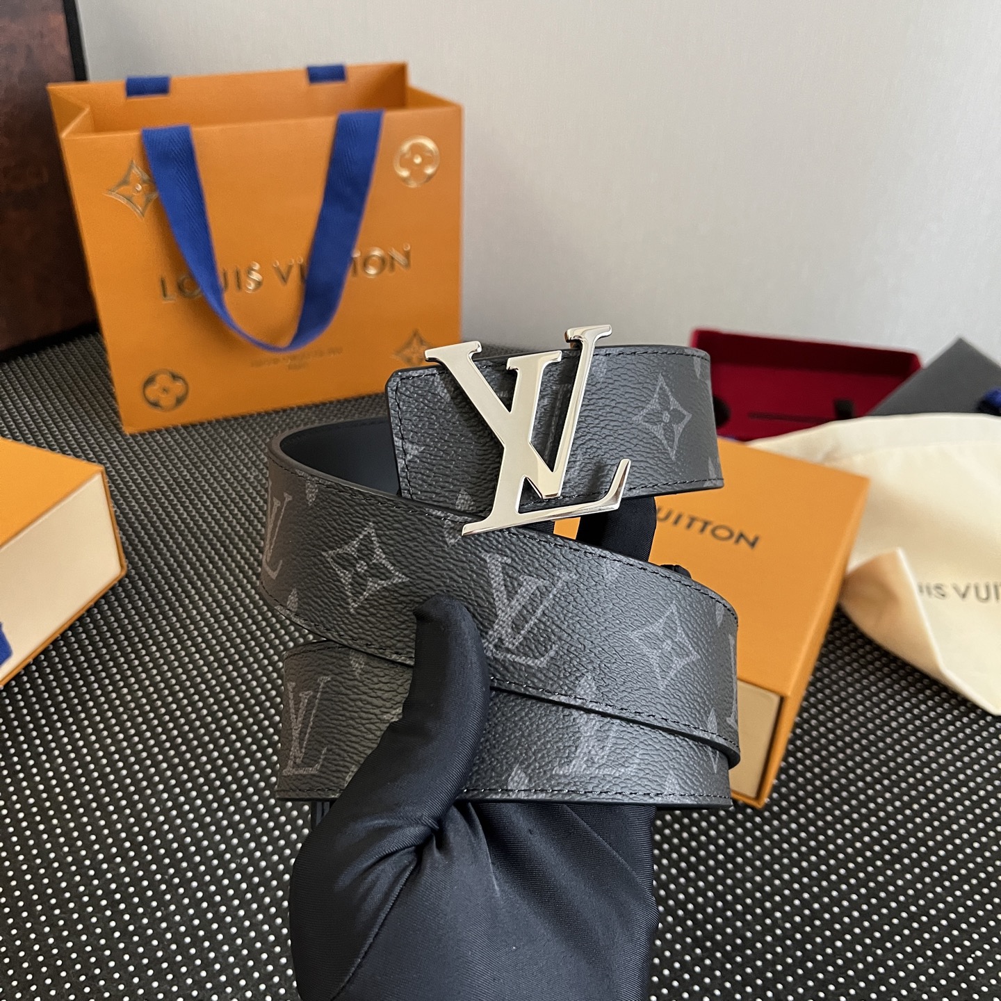 LOUlS Vuitton〖路易威登〗男士腰带 带身采用进口面料老花黑色 配进口牛皮平纹底  搭配经典扣