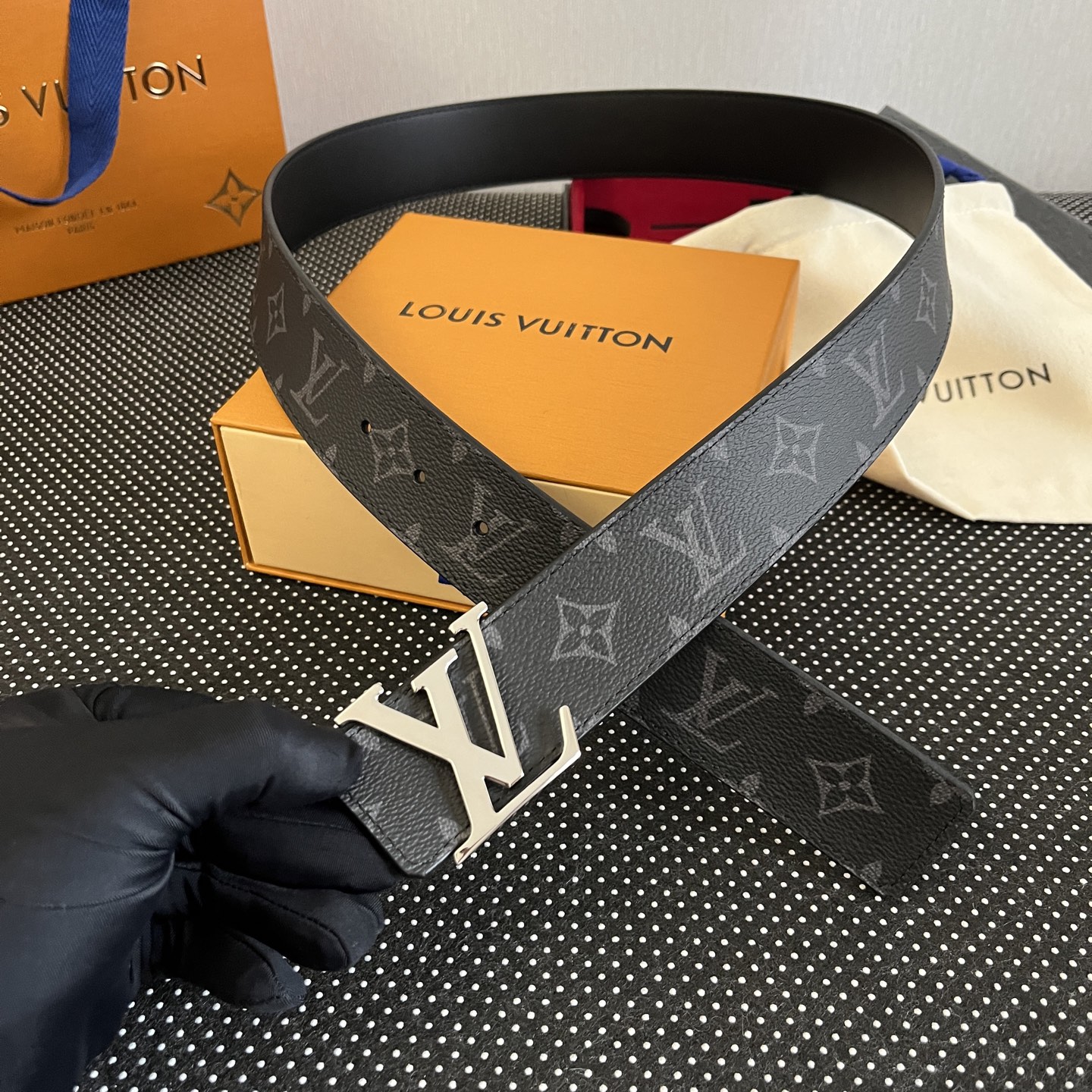 LOUlS Vuitton〖路易威登〗男士腰带 带身采用进口面料老花黑色 配进口牛皮平纹底  搭配经典扣