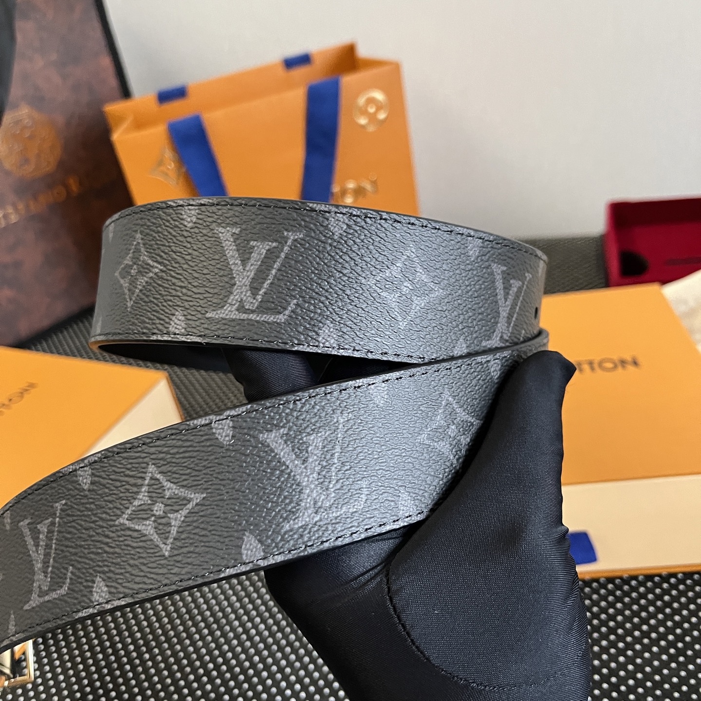 LOUlS Vuitton〖路易威登〗男士腰带 带身采用进口面料老花黑色 配进口牛皮平纹底  搭配经典扣