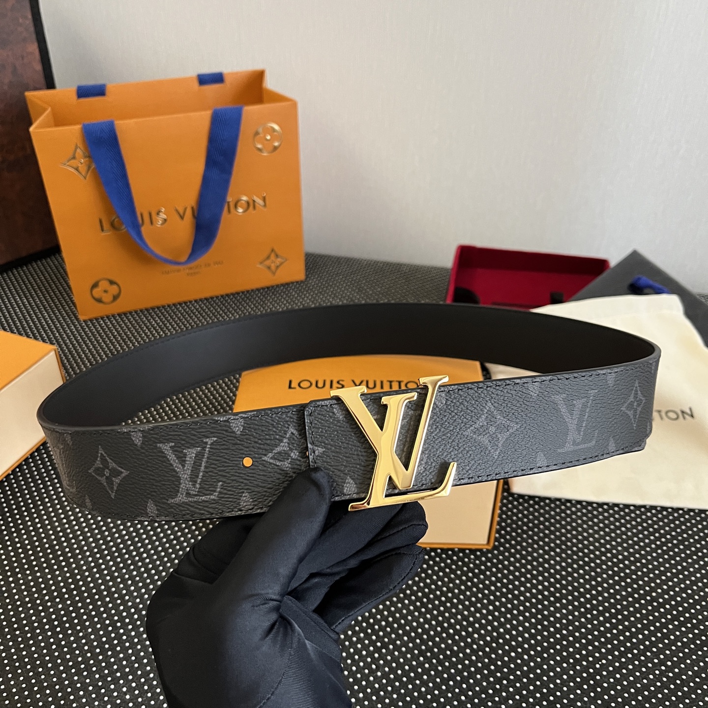 LOUlS Vuitton〖路易威登〗男士腰带 带身采用进口面料老花黑色 配进口牛皮平纹底  搭配经典扣