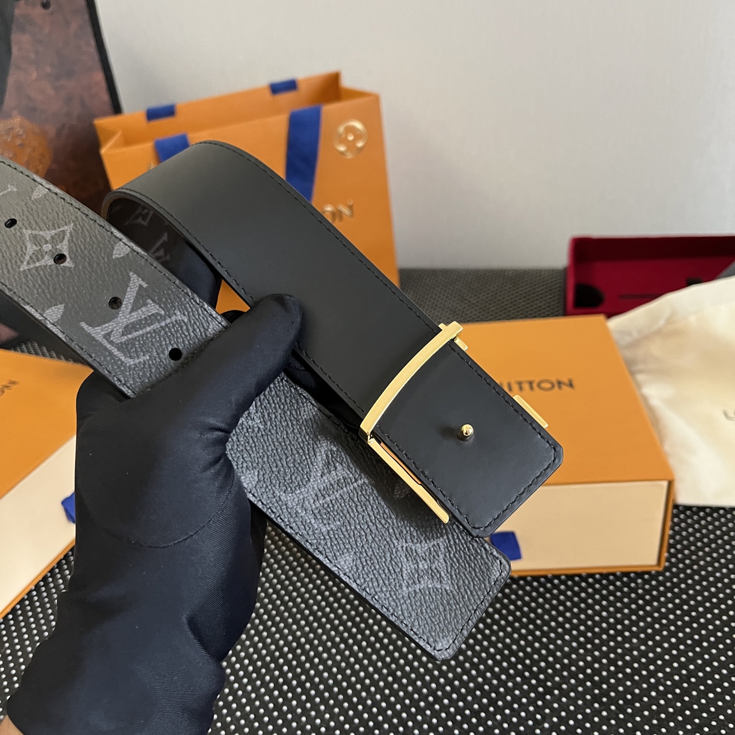 LOUlS Vuitton〖路易威登〗男士腰带 带身采用进口面料老花黑色 配进口牛皮平纹底  搭配经典扣
