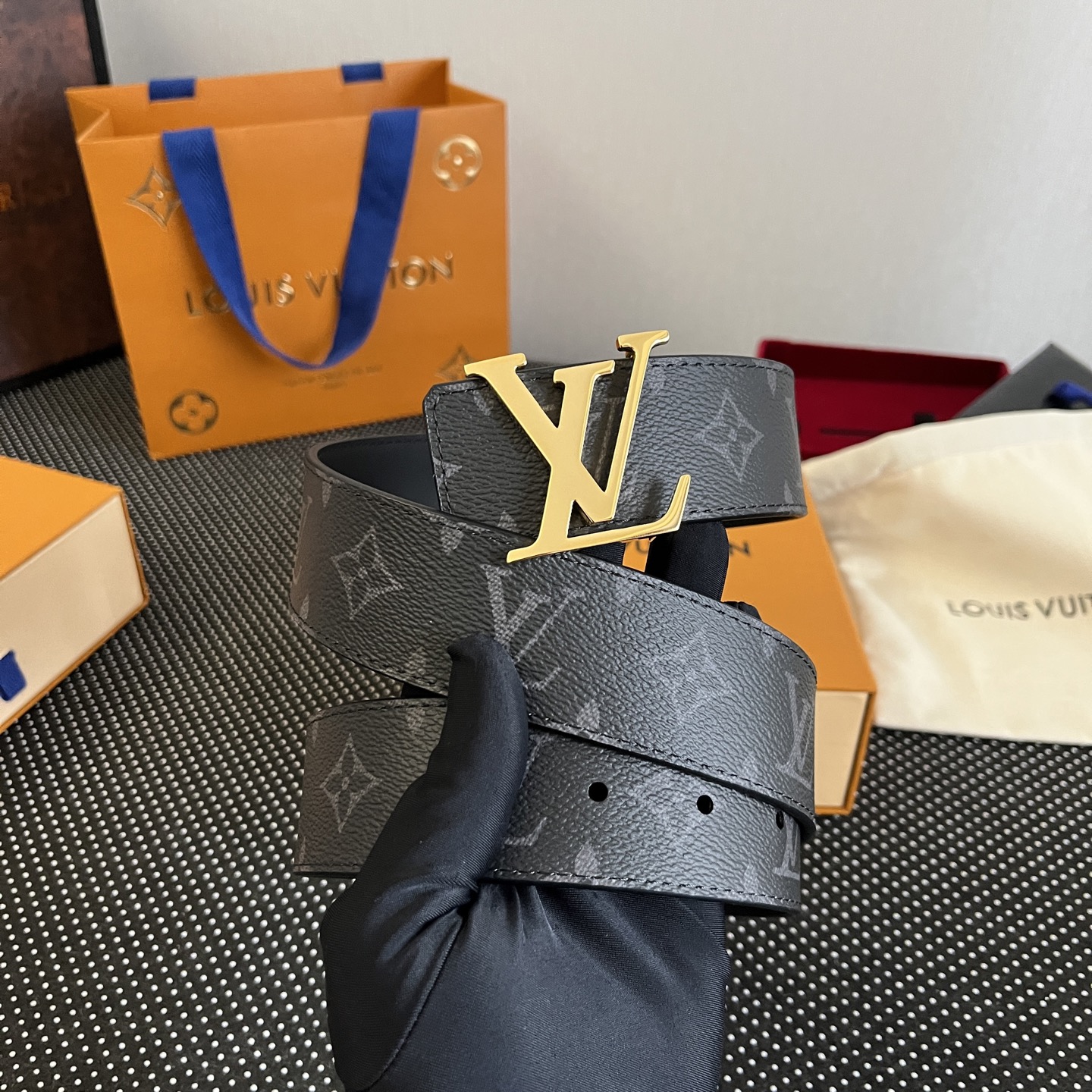 LOUlS Vuitton〖路易威登〗男士腰带 带身采用进口面料老花黑色 配进口牛皮平纹底  搭配经典扣