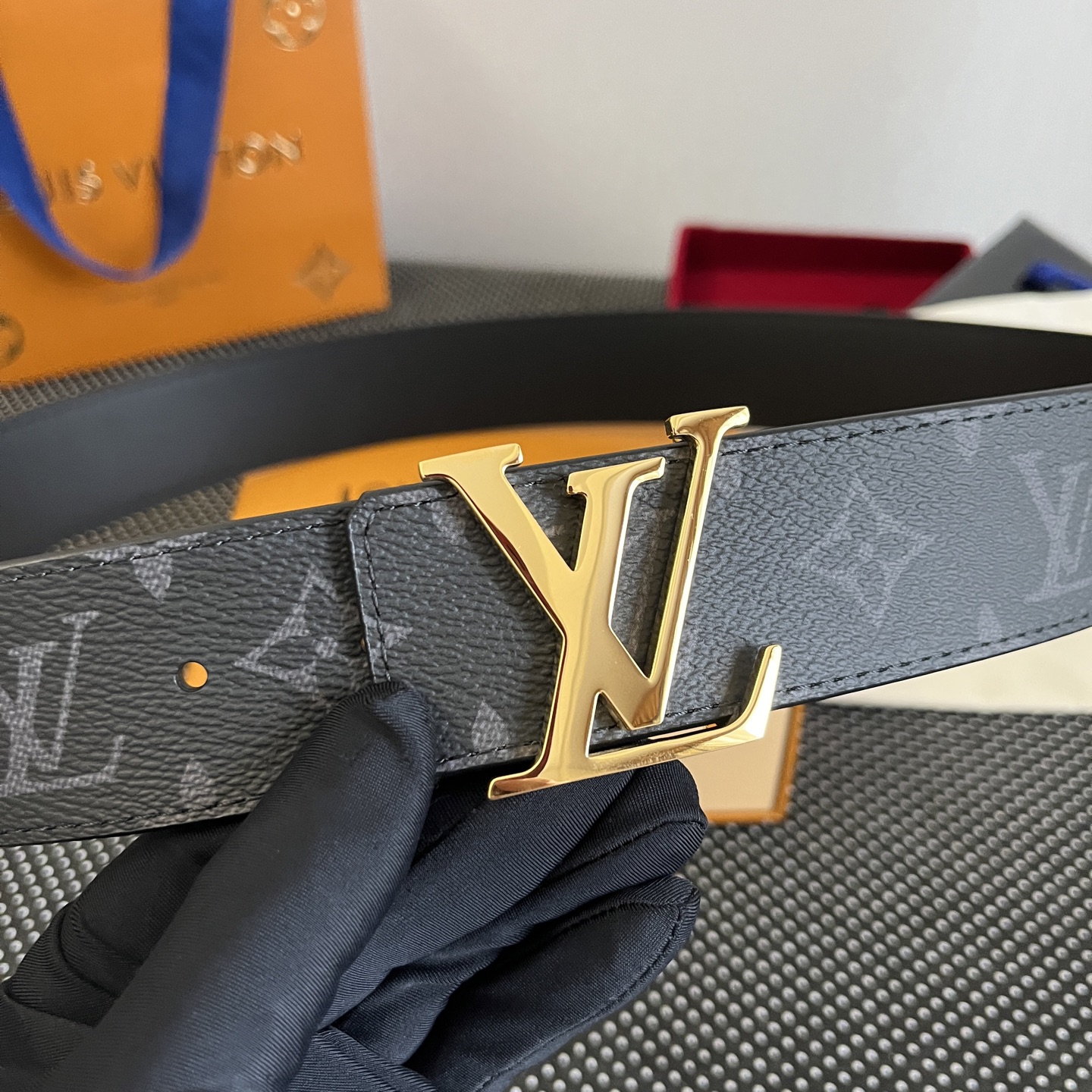 LOUlS Vuitton〖路易威登〗男士腰带 带身采用进口面料老花黑色 配进口牛皮平纹底  搭配经典扣