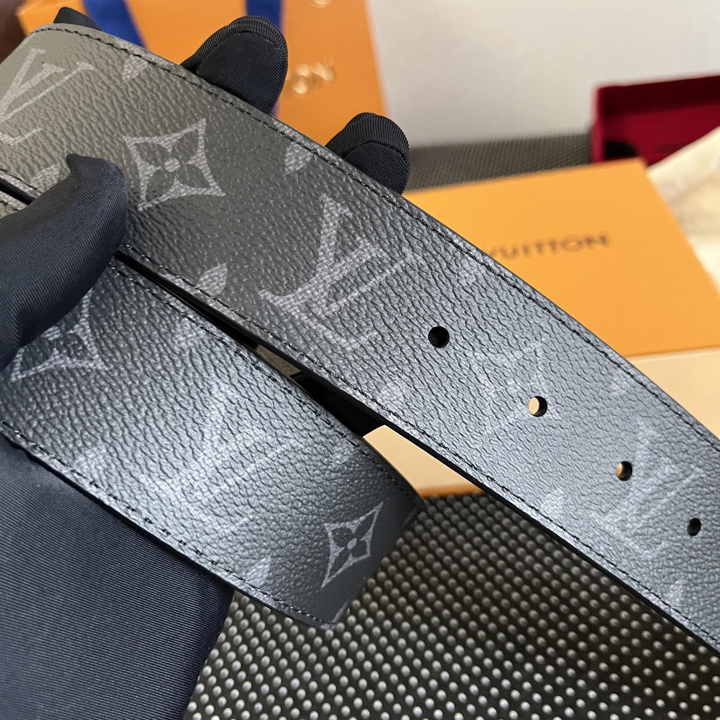 LOUlS Vuitton〖路易威登〗男士腰带 带身采用进口面料老花黑色 配进口牛皮平纹底  搭配经典扣