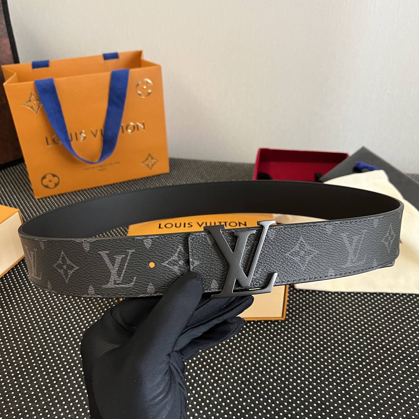 LOUlS Vuitton〖路易威登〗男士腰带 带身采用进口牛皮荔枝纹压花纹 搭配字母扣 宽4.0cm 