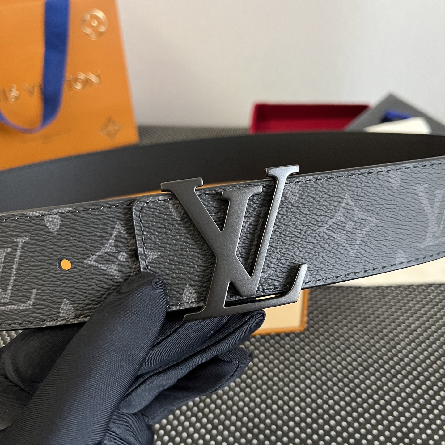 LOUlS Vuitton〖路易威登〗男士腰带 带身采用进口牛皮荔枝纹压花纹 搭配字母扣 宽4.0cm 