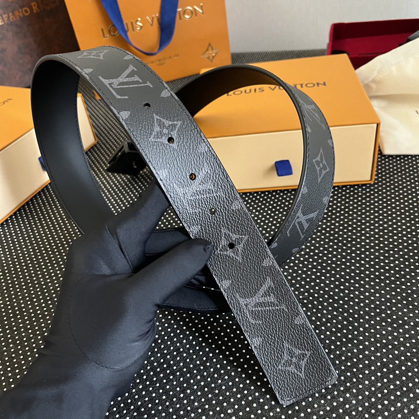 LOUlS Vuitton〖路易威登〗男士腰带 带身采用进口牛皮荔枝纹压花纹 搭配字母扣 宽4.0cm 
