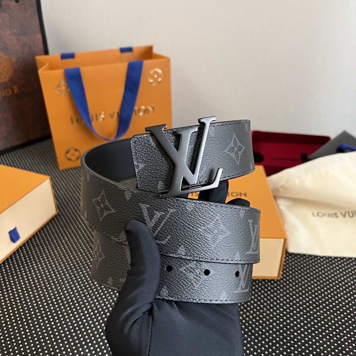 LOUlS Vuitton〖路易威登〗男士腰带 带身采用进口牛皮荔枝纹压花纹 搭配字母扣 宽4.0cm 