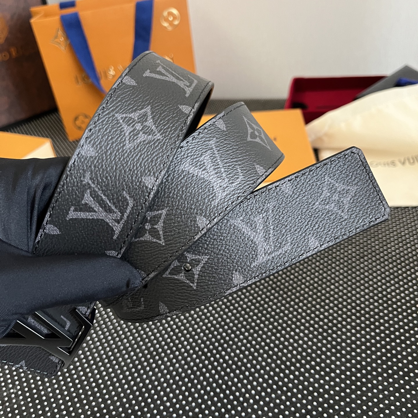LOUlS Vuitton〖路易威登〗男士腰带 带身采用进口牛皮荔枝纹压花纹 搭配字母扣 宽4.0cm 
