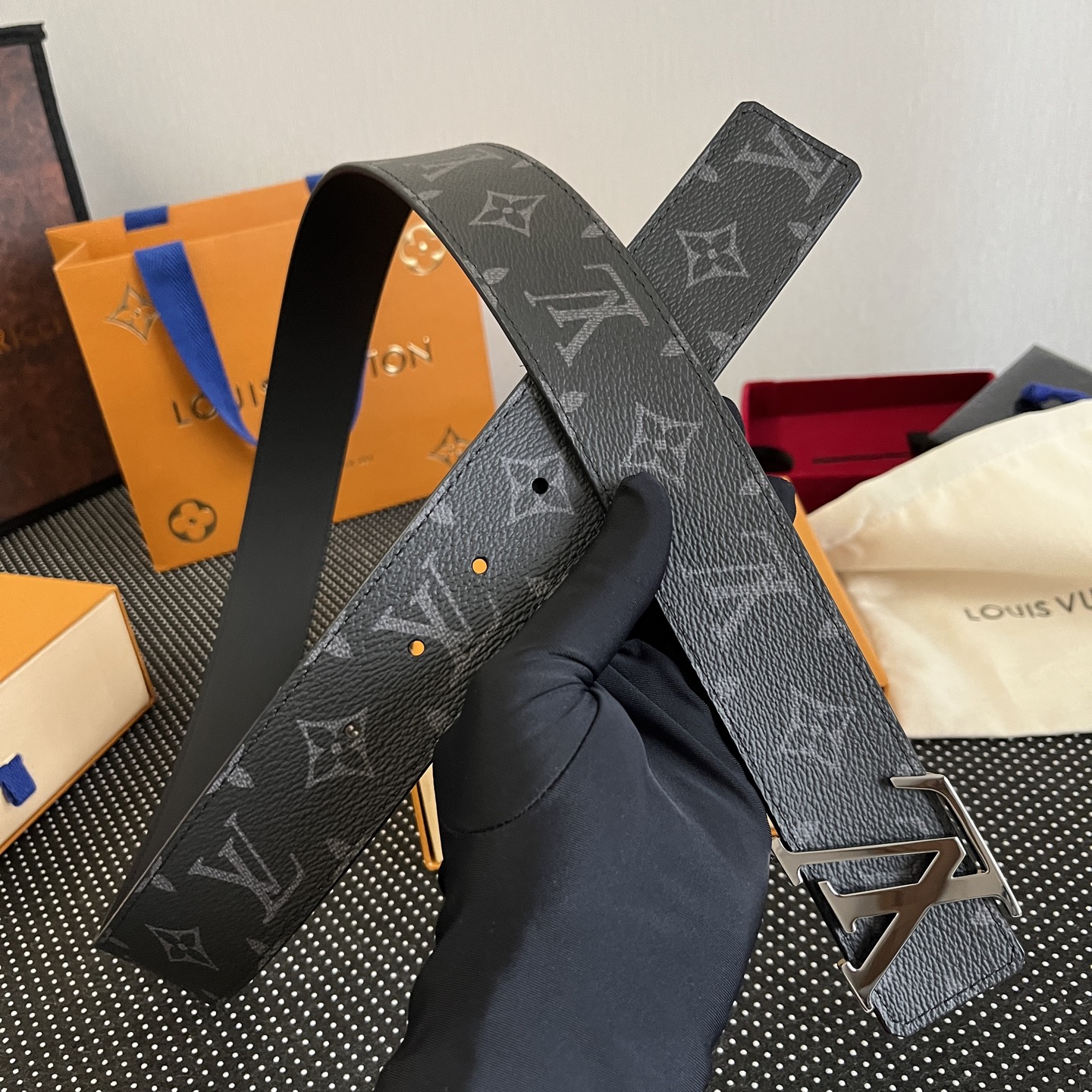 LOUlS Vuitton〖路易威登〗男士腰带 带身采用进口面料老花黑色 配进口牛皮平纹底  搭配经典扣