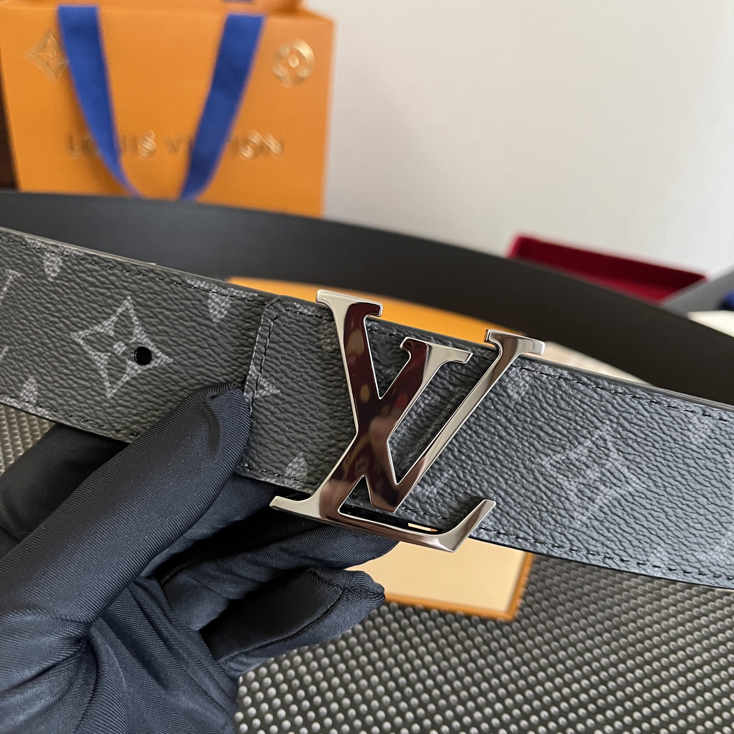 LOUlS Vuitton〖路易威登〗男士腰带 带身采用进口面料老花黑色 配进口牛皮平纹底  搭配经典扣