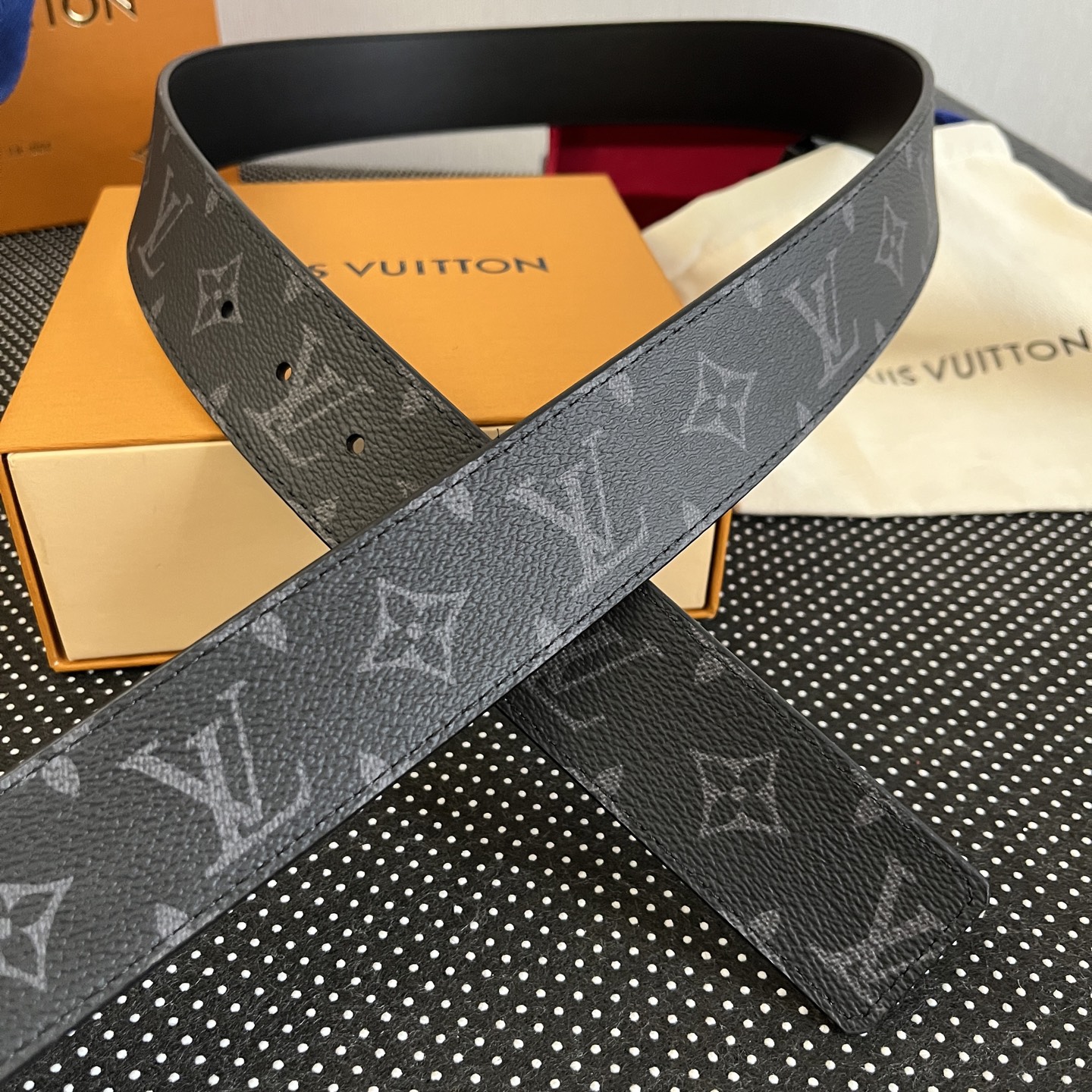 LOUlS Vuitton〖路易威登〗男士腰带 带身采用进口面料老花黑色 配进口牛皮平纹底  搭配经典扣