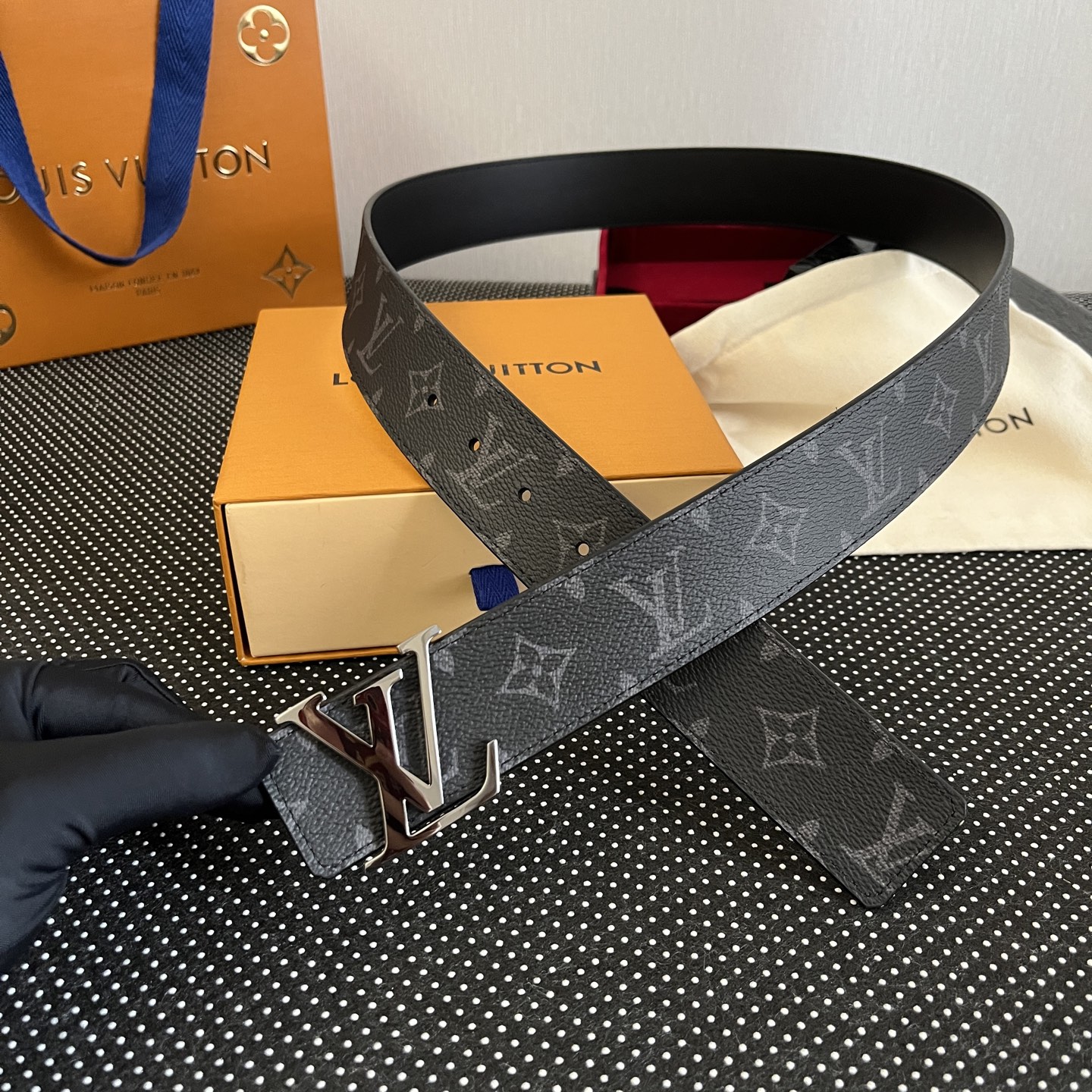 LOUlS Vuitton〖路易威登〗男士腰带 带身采用进口面料老花黑色 配进口牛皮平纹底  搭配经典扣