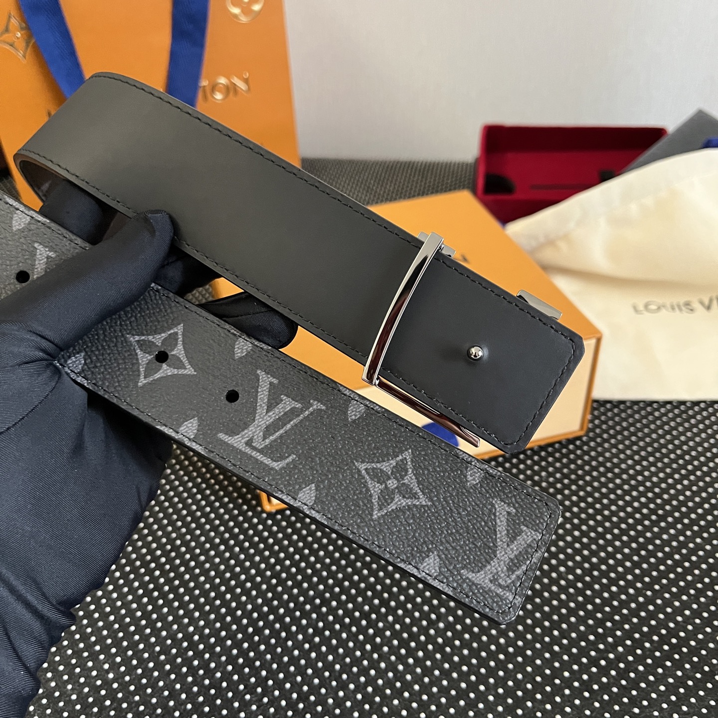 LOUlS Vuitton〖路易威登〗男士腰带 带身采用进口面料老花黑色 配进口牛皮平纹底  搭配经典扣