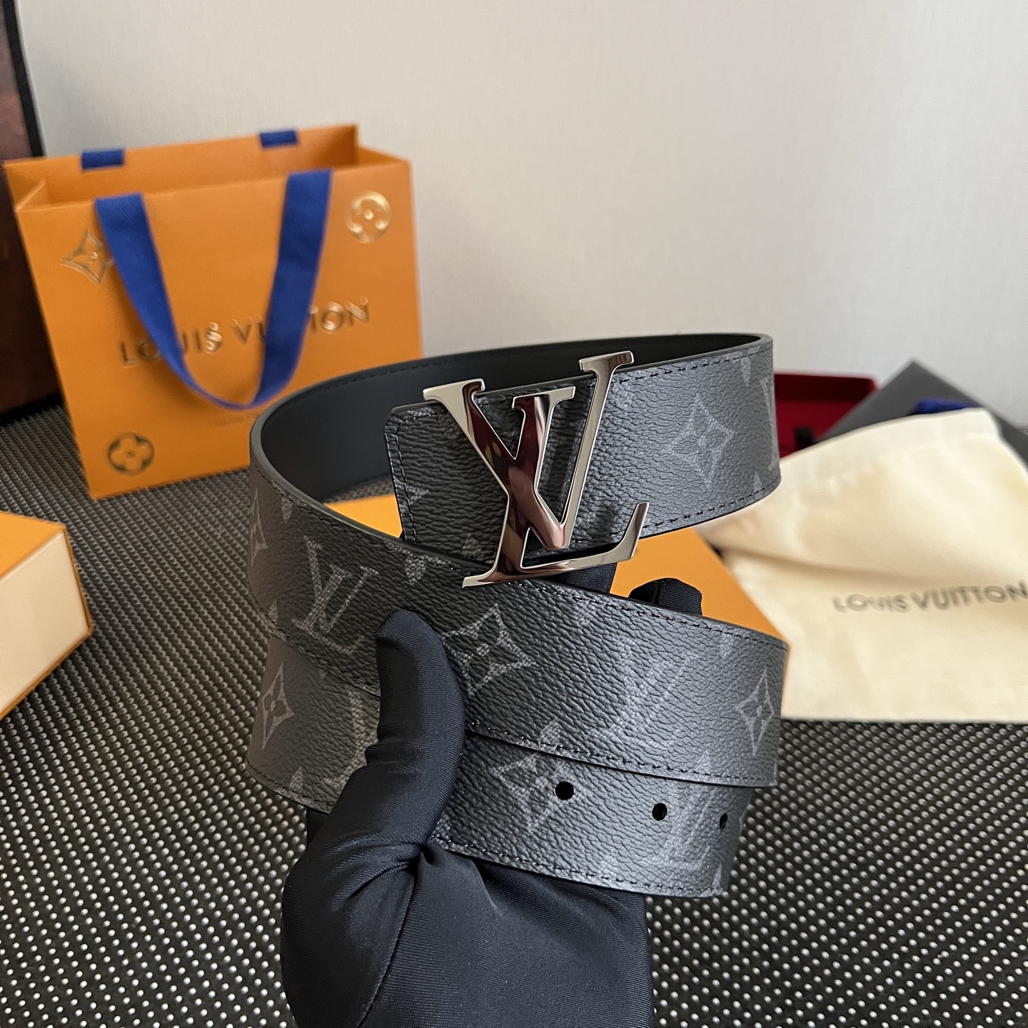 LOUlS Vuitton〖路易威登〗男士腰带 带身采用进口面料老花黑色 配进口牛皮平纹底  搭配经典扣