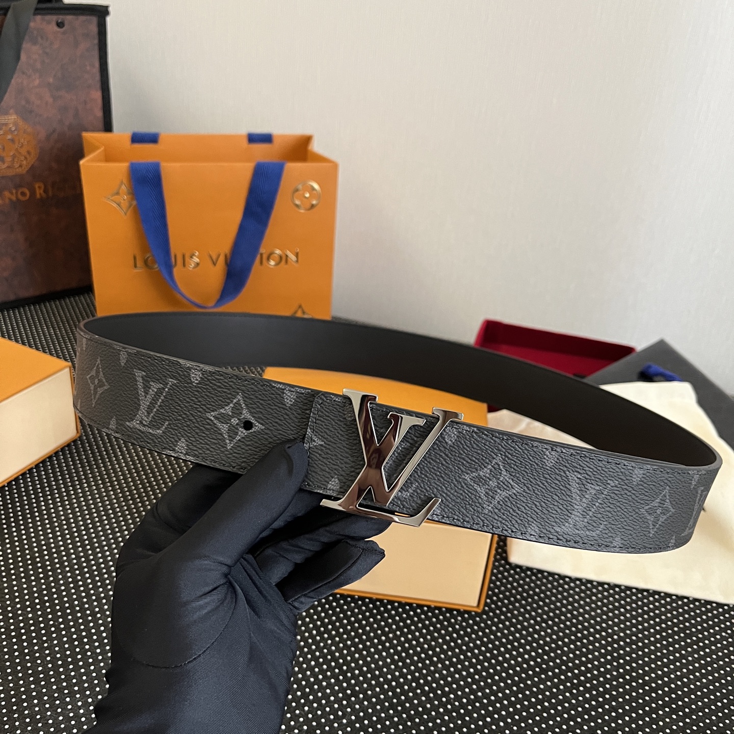 LOUlS Vuitton〖路易威登〗男士腰带 带身采用进口面料老花黑色 配进口牛皮平纹底  搭配经典扣