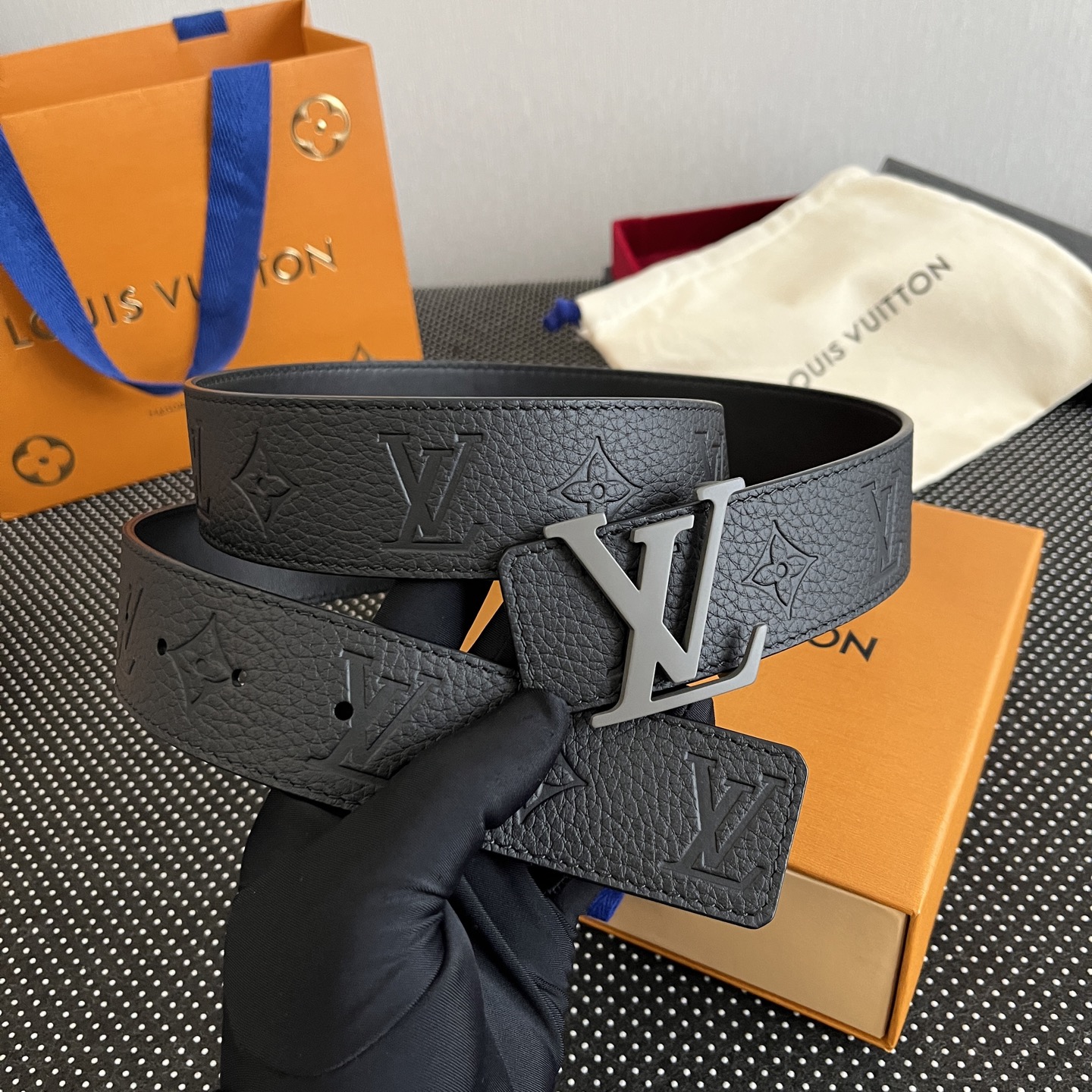 LOUlS Vuitton〖路易威登〗男士腰带 带身采用进口牛皮荔枝纹压花纹 搭配字母扣 宽4.0cm 