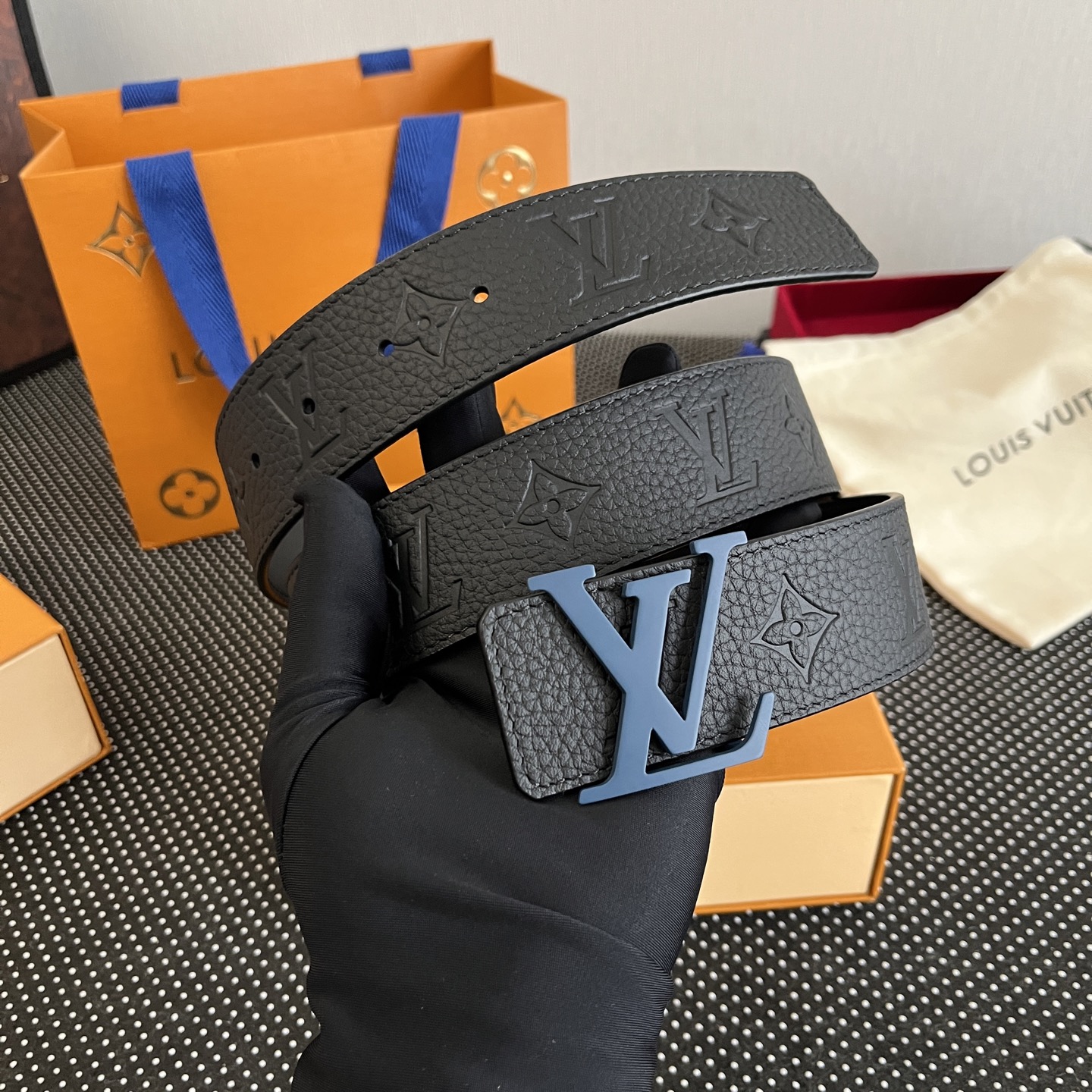 LOUlS Vuitton〖路易威登〗男士腰带 带身采用进口牛皮荔枝纹压花纹 搭配字母扣 宽4.0cm 