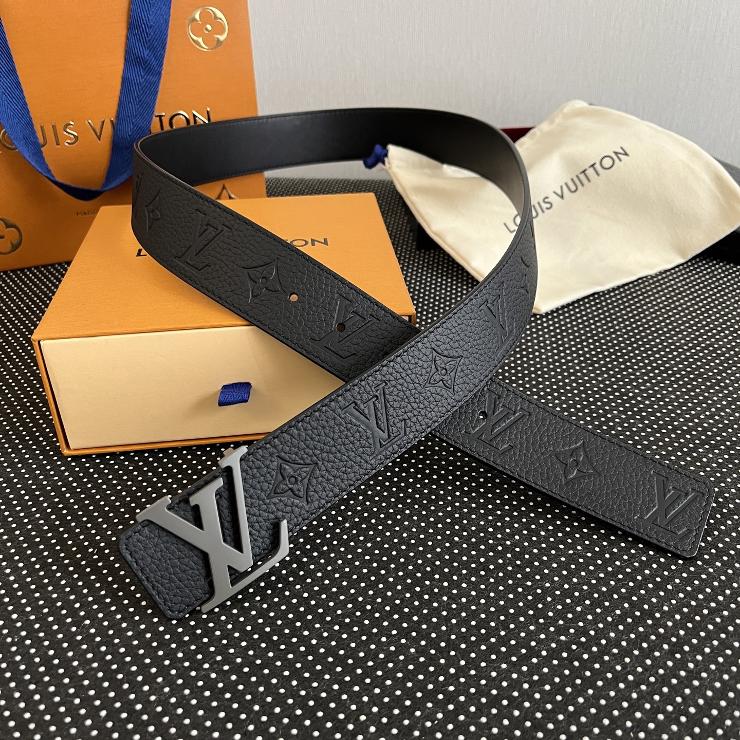 LOUlS Vuitton〖路易威登〗男士腰带 带身采用进口牛皮荔枝纹压花纹 搭配字母扣 宽4.0cm 