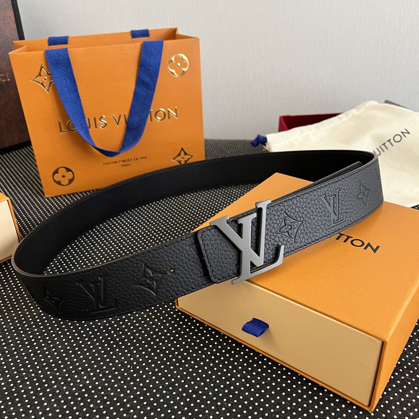 LOUlS Vuitton〖路易威登〗男士腰带 带身采用进口牛皮荔枝纹压花纹 搭配字母扣 宽4.0cm 