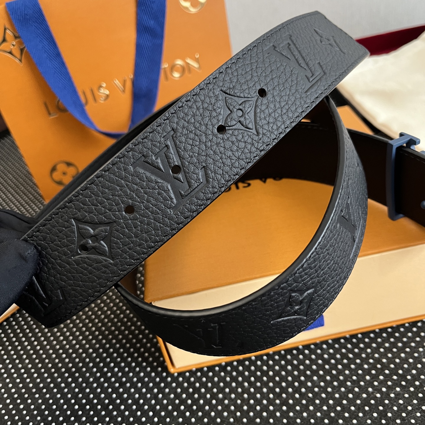 LOUlS Vuitton〖路易威登〗男士腰带 带身采用进口牛皮荔枝纹压花纹 搭配字母扣 宽4.0cm 