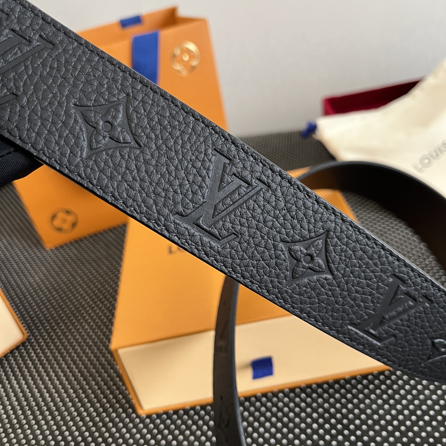 LOUlS Vuitton〖路易威登〗男士腰带 带身采用进口牛皮荔枝纹压花纹 搭配字母扣 宽4.0cm 