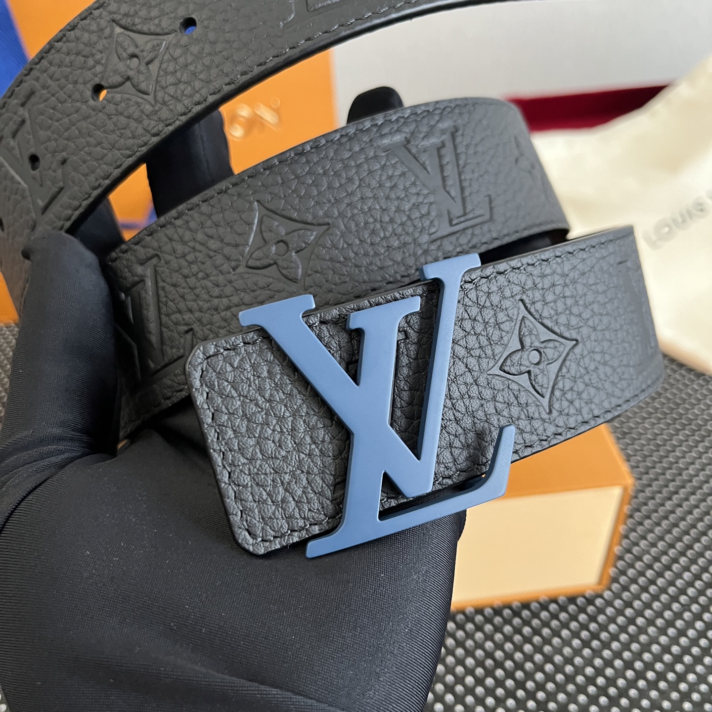 LOUlS Vuitton〖路易威登〗男士腰带 带身采用进口牛皮荔枝纹压花纹 搭配字母扣 宽4.0cm 