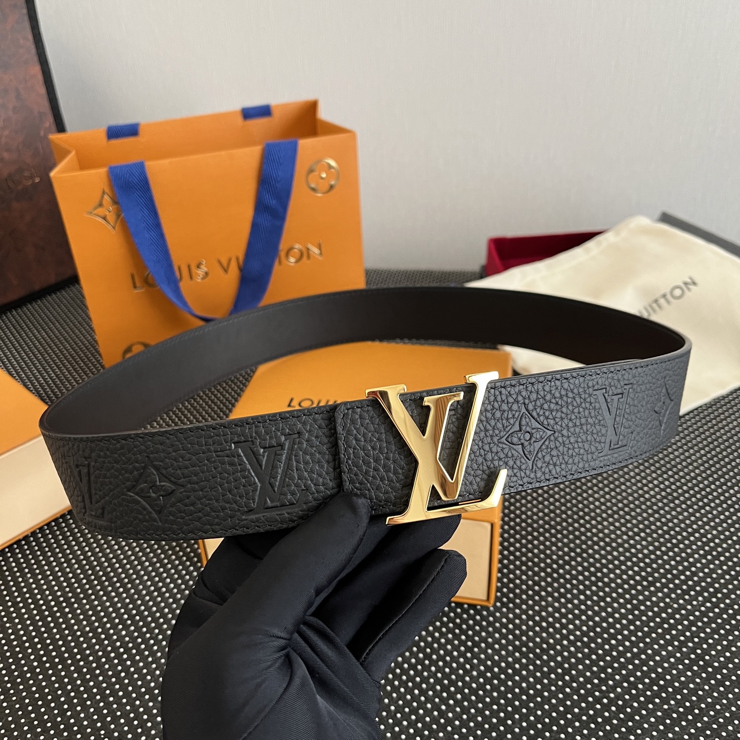 LOUlS Vuitton〖路易威登〗男士腰带 带身采用进口牛皮荔枝纹压花纹 搭配字母扣 宽4.0cm 