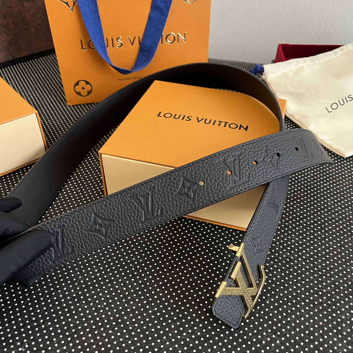 LOUlS Vuitton〖路易威登〗男士腰带 带身采用进口牛皮荔枝纹压花纹 搭配字母扣 宽4.0cm 