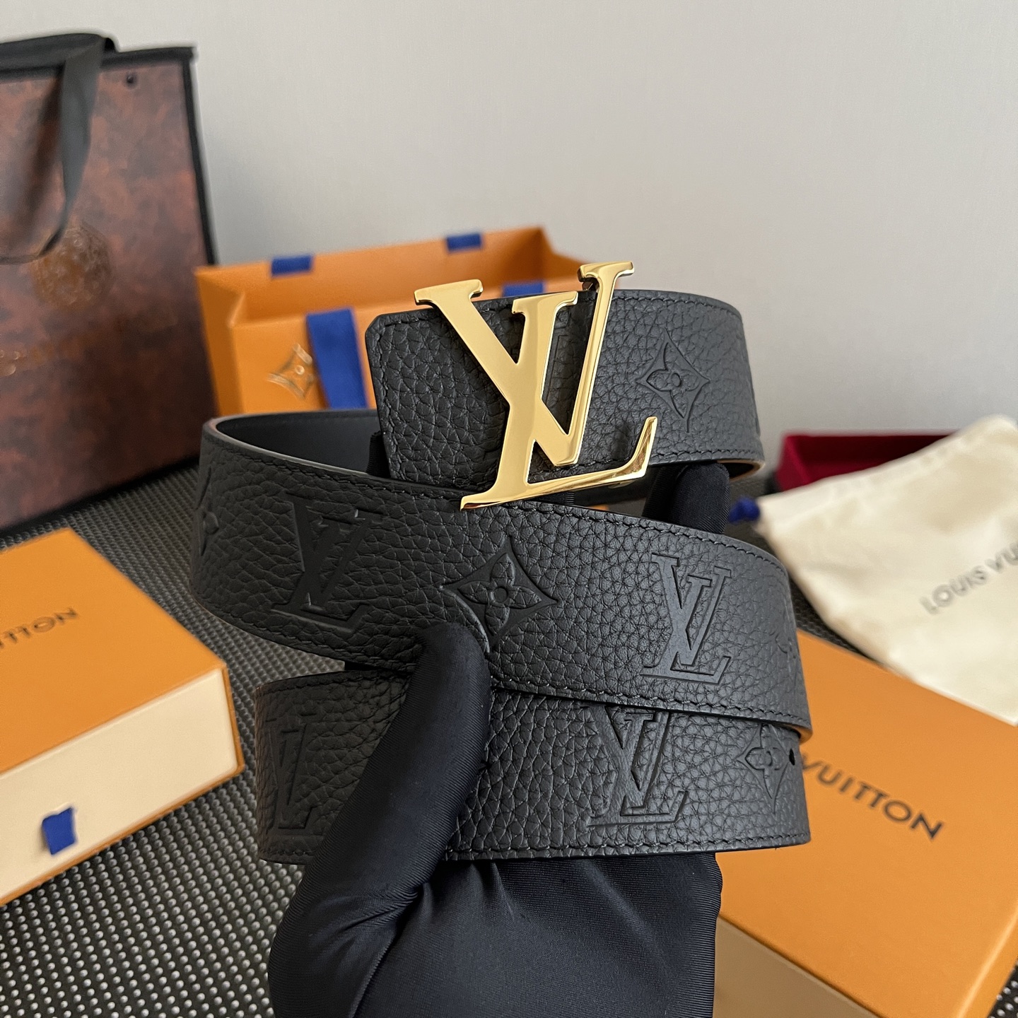 LOUlS Vuitton〖路易威登〗男士腰带 带身采用进口牛皮荔枝纹压花纹 搭配字母扣 宽4.0cm 