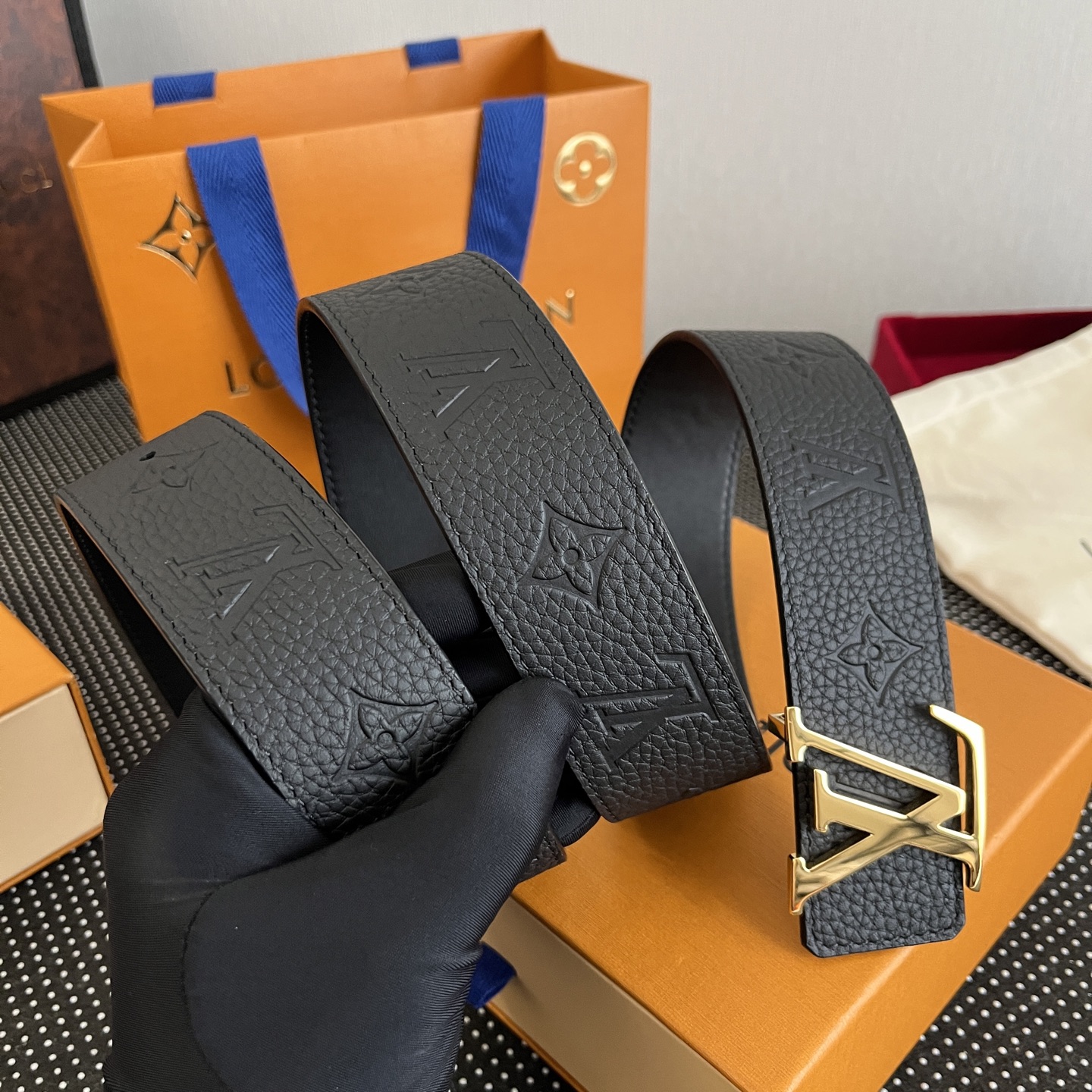 LOUlS Vuitton〖路易威登〗男士腰带 带身采用进口牛皮荔枝纹压花纹 搭配字母扣 宽4.0cm 