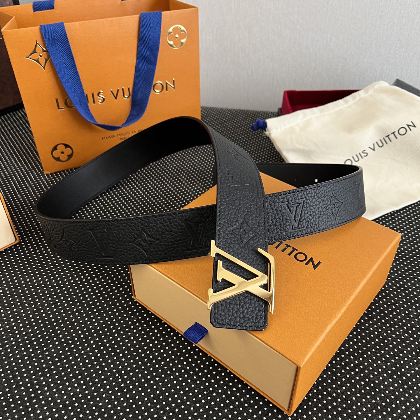 LOUlS Vuitton〖路易威登〗男士腰带 带身采用进口牛皮荔枝纹压花纹 搭配字母扣 宽4.0cm 