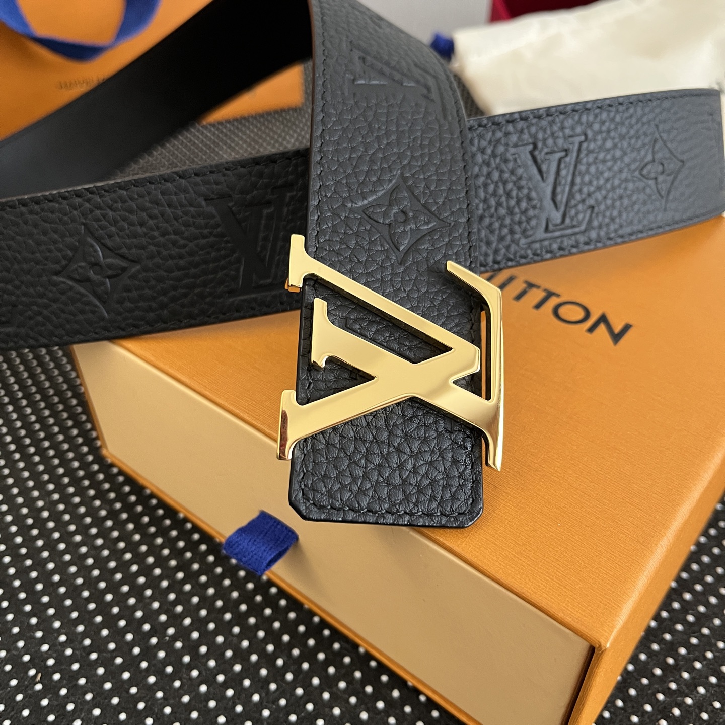 LOUlS Vuitton〖路易威登〗男士腰带 带身采用进口牛皮荔枝纹压花纹 搭配字母扣 宽4.0cm 