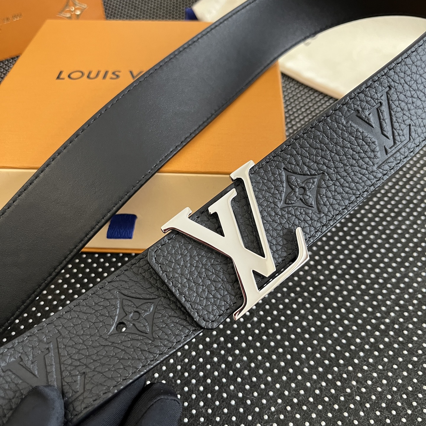 LOUlS Vuitton〖路易威登〗男士腰带 带身采用进口牛皮荔枝纹压花纹 搭配字母扣 宽4.0cm 
