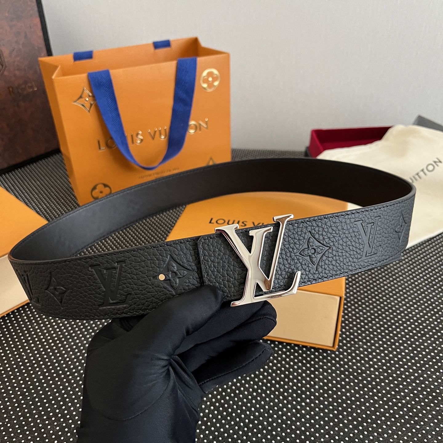 LOUlS Vuitton〖路易威登〗男士腰带 带身采用进口牛皮荔枝纹压花纹 搭配字母扣 宽4.0cm 