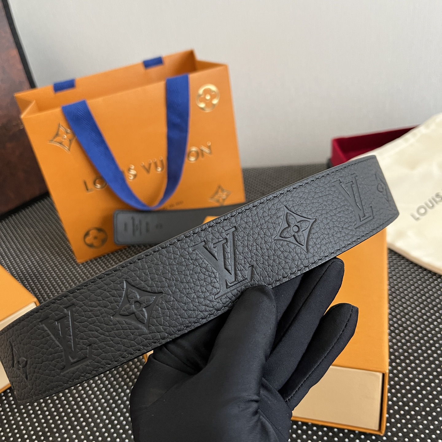 LOUlS Vuitton〖路易威登〗男士腰带 带身采用进口牛皮荔枝纹压花纹 搭配字母扣 宽4.0cm 